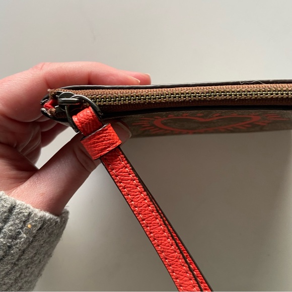 Coach wristlet Logo printed with Heart - Picture 5 of 9
